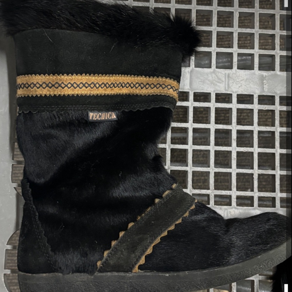Tecnica Black goat Fur Boots with Gold Accent - Picture 4 of 4